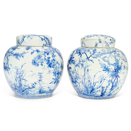 A PAIR OF JAPANESE BLUE AND WHITE PORCELAIN JARS AND COVERS - Foto 7