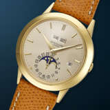 PATEK PHILIPPE, YELLOW GOLD PERPETUAL CALENDAR WRISTWATCH, WITH MOON PHASES, REF. 3450 - Foto 2