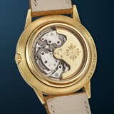 PATEK PHILIPPE, YELLOW GOLD PERPETUAL CALENDAR WRISTWATCH, WITH MOON PHASES, REF. 3450 - Foto 3