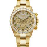 ROLEX, DAZZLING AND SPECTACULAR YELLOW GOLD, DIAMOND AND EMERALD-SET CHRONOGRAPH 'DAYTONA', REF. 16568BR - Foto 1