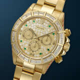 ROLEX, DAZZLING AND SPECTACULAR YELLOW GOLD, DIAMOND AND EMERALD-SET CHRONOGRAPH 'DAYTONA', REF. 16568BR - Foto 2