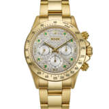 ROLEX, ATTRACTIVE YELLOW GOLD, DIAMOND AND EMERALD-SET CHRONOGRAPH 'DAYTONA', REF. 16528 - Foto 1