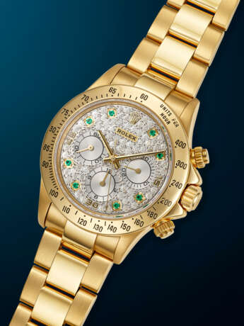 ROLEX, ATTRACTIVE YELLOW GOLD, DIAMOND AND EMERALD-SET CHRONOGRAPH 'DAYTONA', REF. 16528 - Foto 2