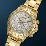 ROLEX, ATTRACTIVE YELLOW GOLD, DIAMOND AND EMERALD-SET CHRONOGRAPH 'DAYTONA', REF. 16528 - Foto 2