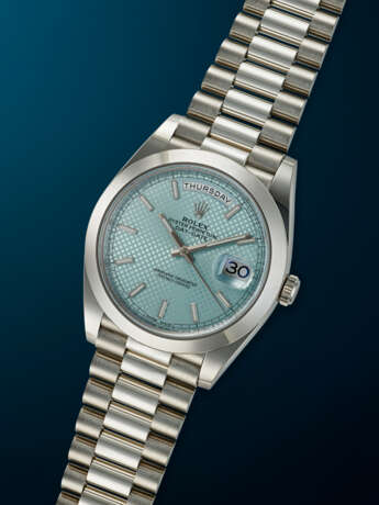 ROLEX, RARE AND HEAVY PLATINUM 'DAY-DATE', REF. 228206 - photo 2