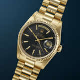 ROLEX, YELLOW GOLD 'DAY-DATE', WITH BLACK TAPESTRY DIAL, REF. 18238 - photo 2