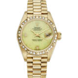 ROLEX, LADY YELLOW GOLD AND DIAMOND-SET ‘DATEJUST’, WITH GREEN STONE DIAL, REF. 69198 - Foto 1