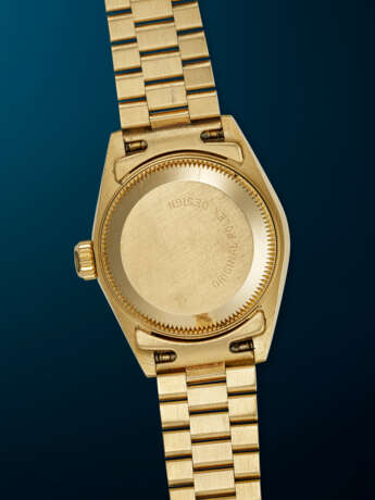 ROLEX, LADY YELLOW GOLD AND DIAMOND-SET ‘DATEJUST’, WITH GREEN STONE DIAL, REF. 69198 - Foto 2