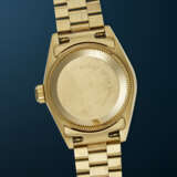 ROLEX, LADY YELLOW GOLD AND DIAMOND-SET ‘DATEJUST’, WITH GREEN STONE DIAL, REF. 69198 - Foto 2