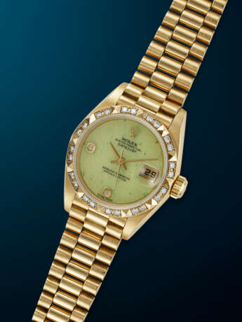 ROLEX, LADY YELLOW GOLD AND DIAMOND-SET ‘DATEJUST’, WITH GREEN STONE DIAL, REF. 69198 - Foto 3