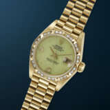 ROLEX, LADY YELLOW GOLD AND DIAMOND-SET ‘DATEJUST’, WITH GREEN STONE DIAL, REF. 69198 - Foto 3