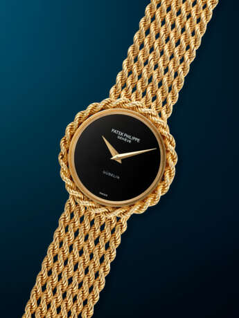 PATEK PHILIPPE, THE ONLY KNOWN YELLOW GOLD WRISTWATCH, WITH ONYX DIAL, RETAILED BY GUBELIN, REF. 4282-1 - фото 2