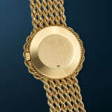 PATEK PHILIPPE, THE ONLY KNOWN YELLOW GOLD WRISTWATCH, WITH ONYX DIAL, RETAILED BY GUBELIN, REF. 4282-1 - фото 3