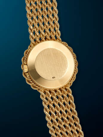 PATEK PHILIPPE, THE ONLY KNOWN YELLOW GOLD WRISTWATCH, WITH ONYX DIAL, RETAILED BY GUBELIN, REF. 4282-1 - фото 3