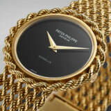 PATEK PHILIPPE, THE ONLY KNOWN YELLOW GOLD WRISTWATCH, WITH ONYX DIAL, RETAILED BY GUBELIN, REF. 4282-1 - фото 5