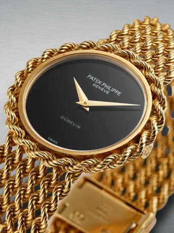 PATEK PHILIPPE, THE ONLY KNOWN YELLOW GOLD WRISTWATCH, WITH ONYX DIAL, RETAILED BY GUBELIN, REF. 4282-1 - фото 5