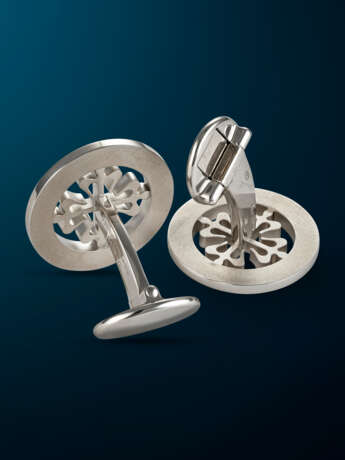 PATEK PHILIPPE, PAIR OF WHITE GOLD CUFFLINKS - фото 2