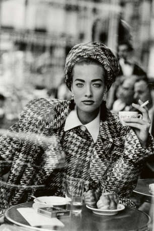 Peter Lindbergh. Tatjana Patitz, French Vogue, Café de Flore, Paris, 1985 - Foto 1