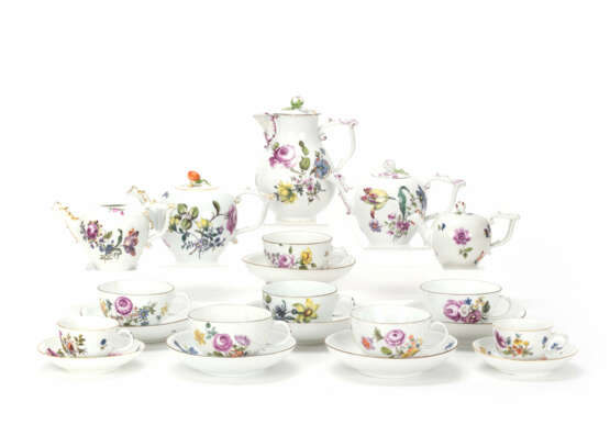 Meissen set of jugs and cups with flower painting - photo 1