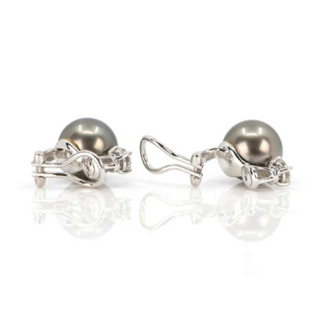 Pair of Gübelin pearl diamond clips - photo 2