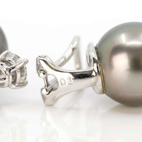 Pair of Gübelin pearl diamond clips - photo 3