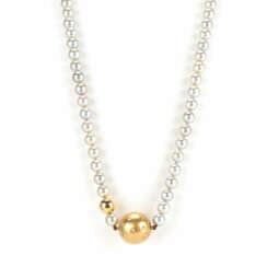 Endless pearl necklace with diamond ball