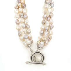 Pearl necklace with diamond clasp