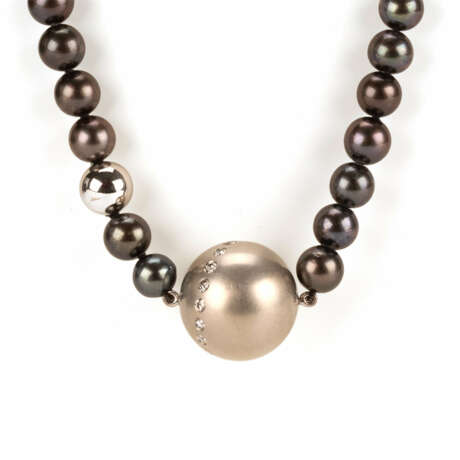 Endless pearl necklace with diamond ball - photo 3