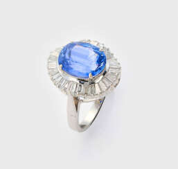 Entourage-Ring mit Ceylon Blue-Saphir und Diamanten