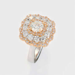 Eleganter Entourage-Ring mit Brillanten