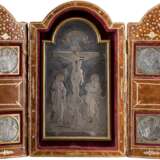 A VERY FINE TRAVELLING TRIPTYCH SHOWING THE CRUCIFIXION AND THE FOUR EVANGELISTS - Foto 1