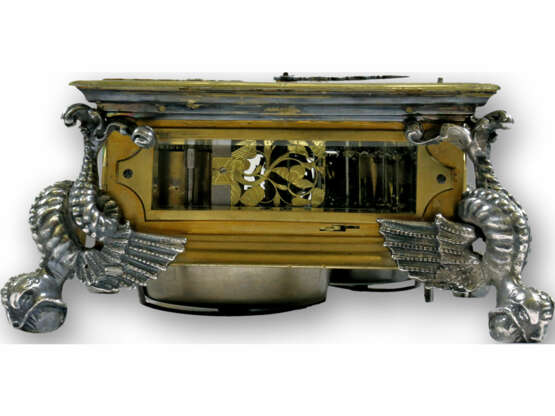 Tischuhr: Museale, frühe horizontale Tischuhr außergewöhnlicher Größe und Qualität, George, Rudolf No.1700, vermutlich Danzig um 1670-1700 - photo 2