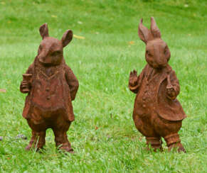 Zwei Gartenfiguren von Peter Rabbit und Mr. Ratty