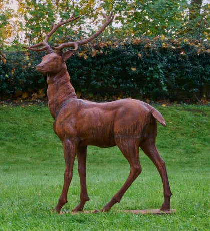 Parkskulptur eines Hirsches - photo 1