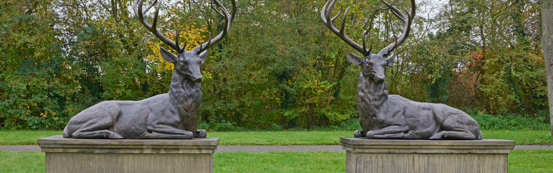 Paar monumentale Hirschskulpturen