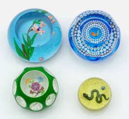 Konvolut von vier Paperweights