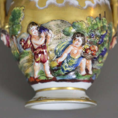 Doppelhenkel-Vase mit Capodimonte-Reliefdekor - Ne - Foto 10