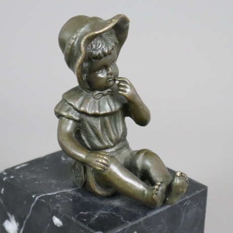 Jungenfigur - Bronze, dunkelbraunpatiniert, rückse - photo 3