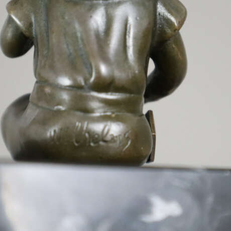 Jungenfigur - Bronze, dunkelbraunpatiniert, rückse - photo 6