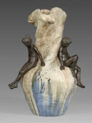 Bedeutende skulpturale Jugendstil-Vase mit Kinderfiguren