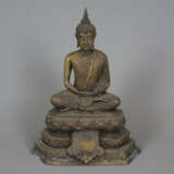 Sitzender Buddha auf Thronsockel - Thailand 20.Jh. - photo 1