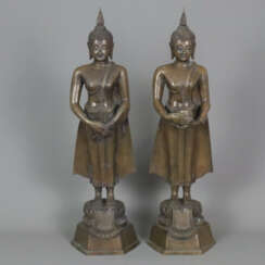 Zwei stehende Buddhas - Thailand 20.Jh., Bronze, b