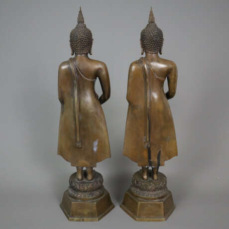 Zwei stehende Buddhas - Thailand 20.Jh., Bronze, b - photo 2