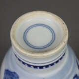 Blau-weiße Vase - China, nach 1900, Porzellan, ovo - photo 8