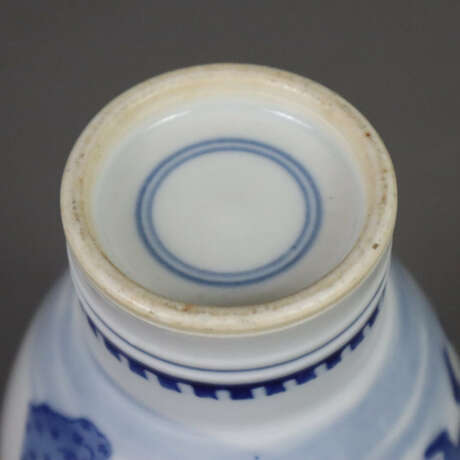 Blau-weiße Vase - China, nach 1900, Porzellan, ovo - photo 8