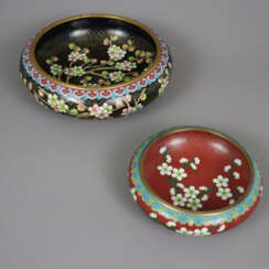 Zwei Cloisonné-Beckenschalen - China, runde, tief