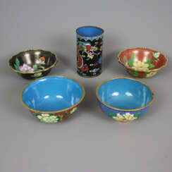 Cloisonné-Konvolut - China, 5-tlg: 1 Vase & 1 Scha