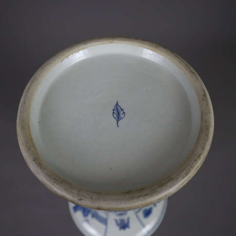 Blau-weiße Gu-förmige Vase - China, ausgehende Qin - photo 9