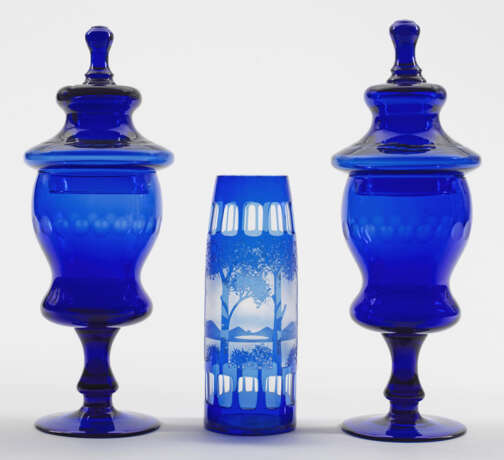 Vase und zwei Deckelpokale - Foto 1