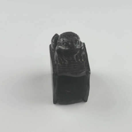 Katabori-Netsuke "Kröte auf Brunneneimer" - Japan, - photo 2